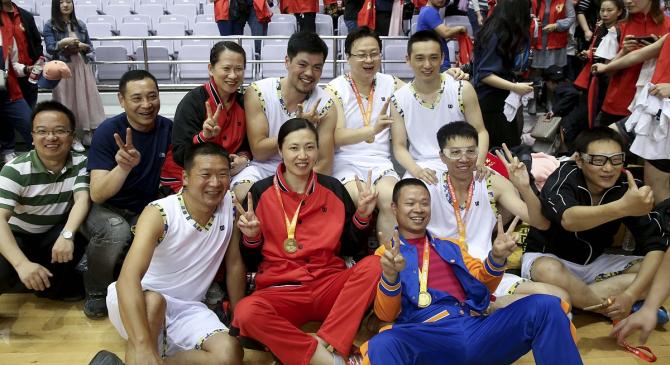 现场球迷支持，球队团结协作训练大力实战