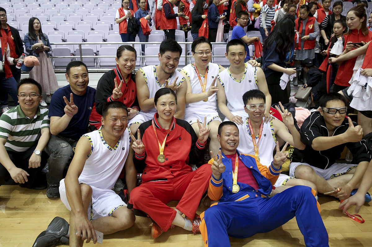 现场球迷支持，球队团结协作训练大力实战