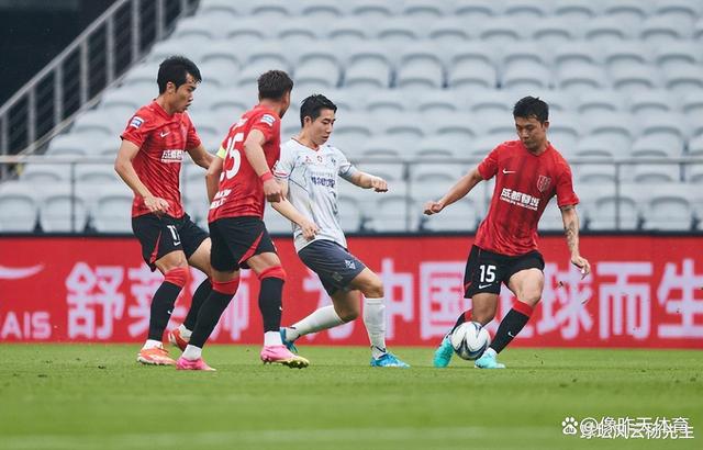 现场球迷支持，球队团结协作训练大力实战