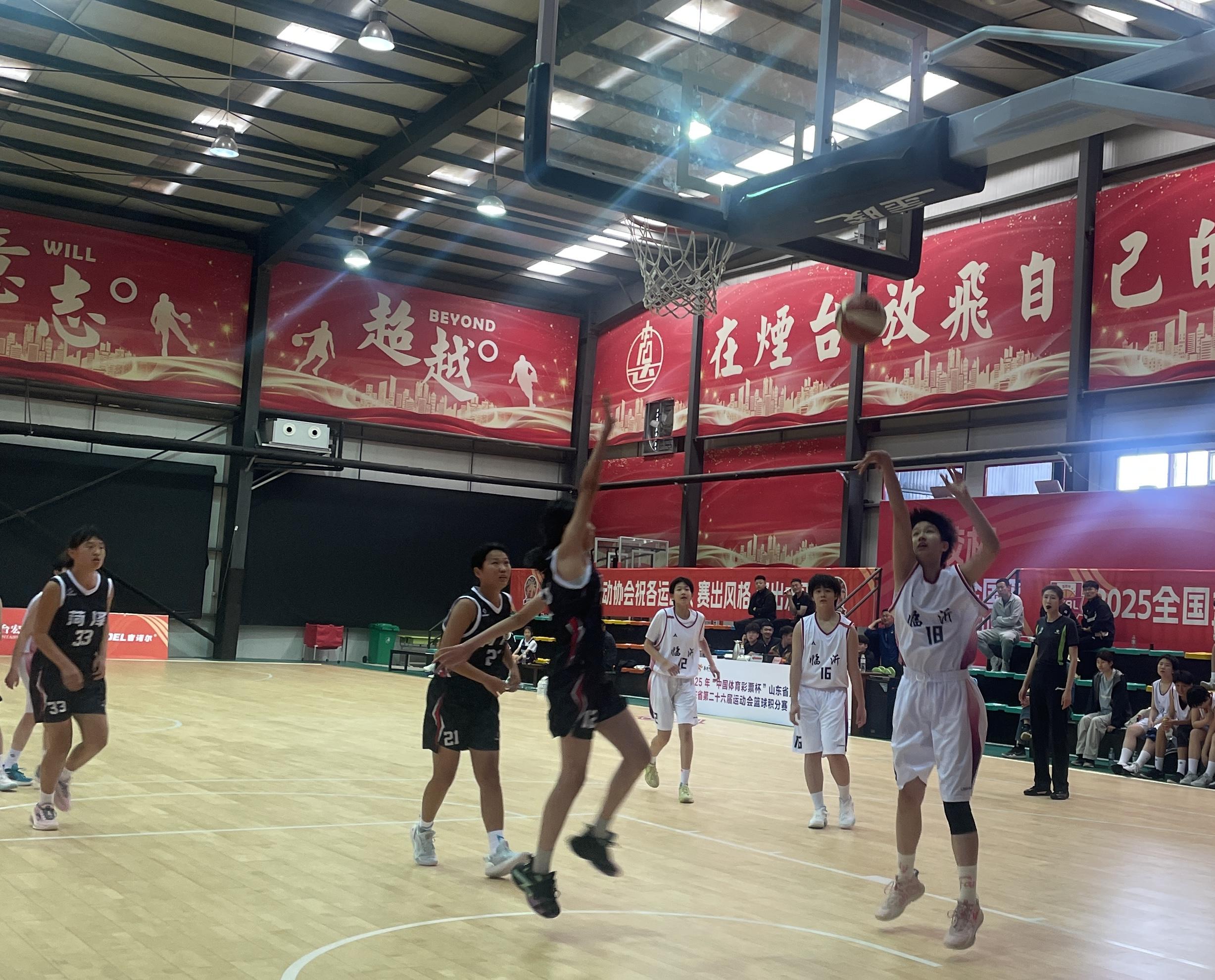 篮球比赛中某支队伍获得最终胜利 篮球比赛中某支队伍获得最终胜利