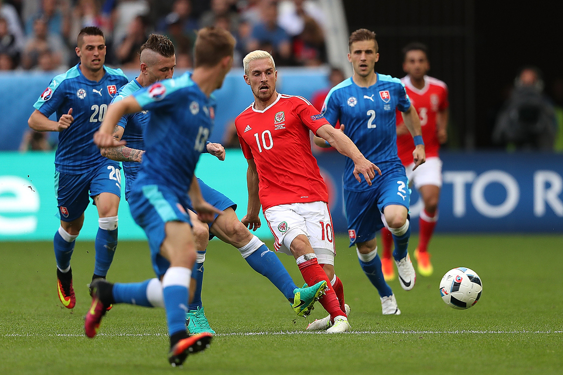 俄罗斯队在国际比赛中意外取胜，晋级欧洲杯