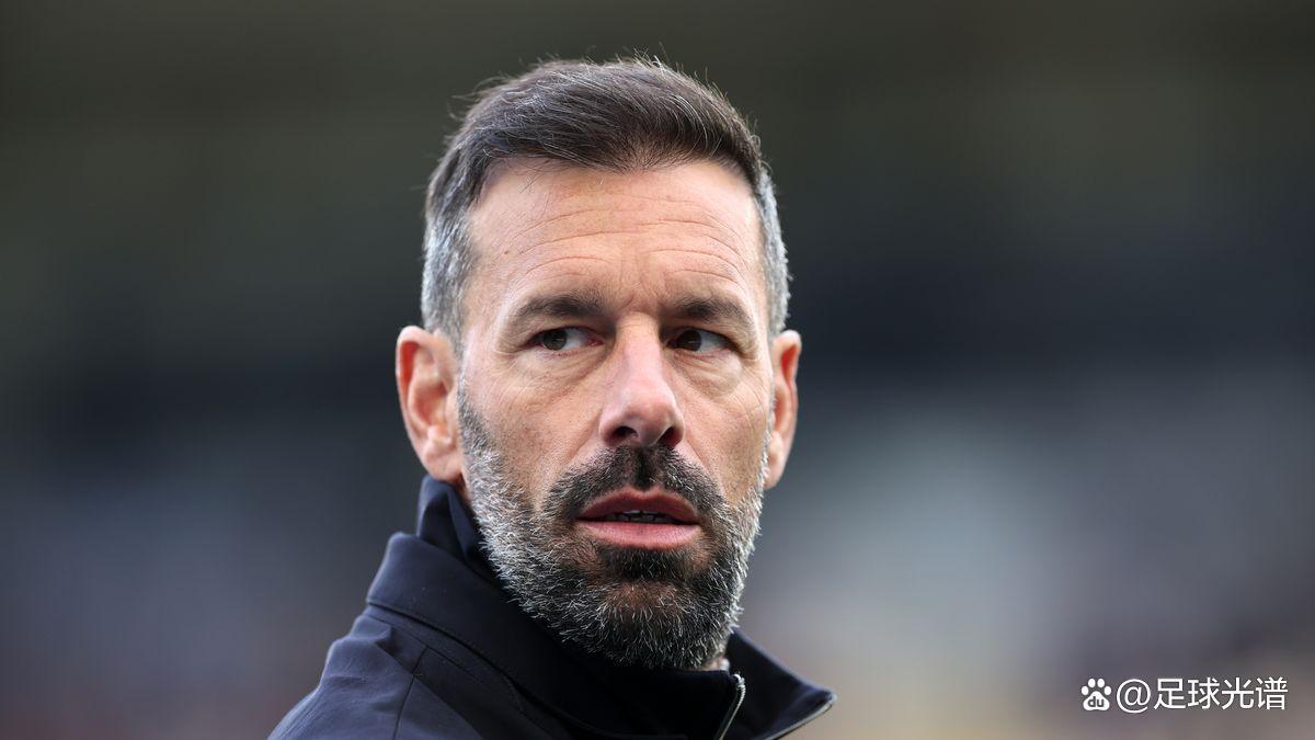 荷兰传奇射手范尼斯特鲁退役，球迷感慨不已的简单介绍